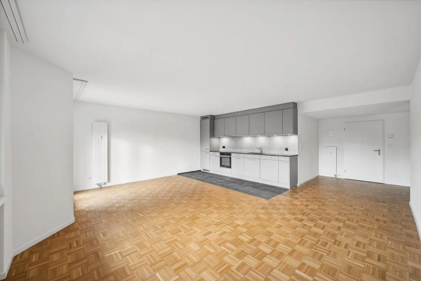 Appartement spacieux rénové de 2,5 pièces dans le meilleur emplacement - Photo 1 sur 5