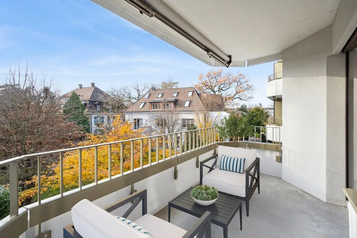 Appartement spacieux rénové de 2,5 pièces dans le meilleur emplacement - Photo 4 sur 5