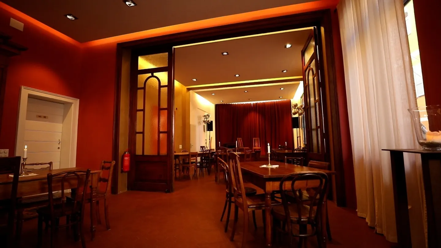 Il poliedrico 'Salone Piazza Grande' a Curio: Uno spazio pieno di possibilità - Foto 9 di 31