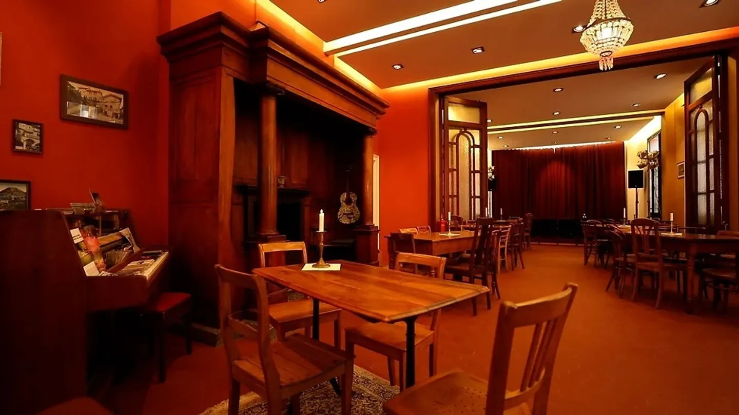 Il poliedrico 'Salone Piazza Grande' a Curio: Uno spazio pieno di possibilità - Foto 14 di 31