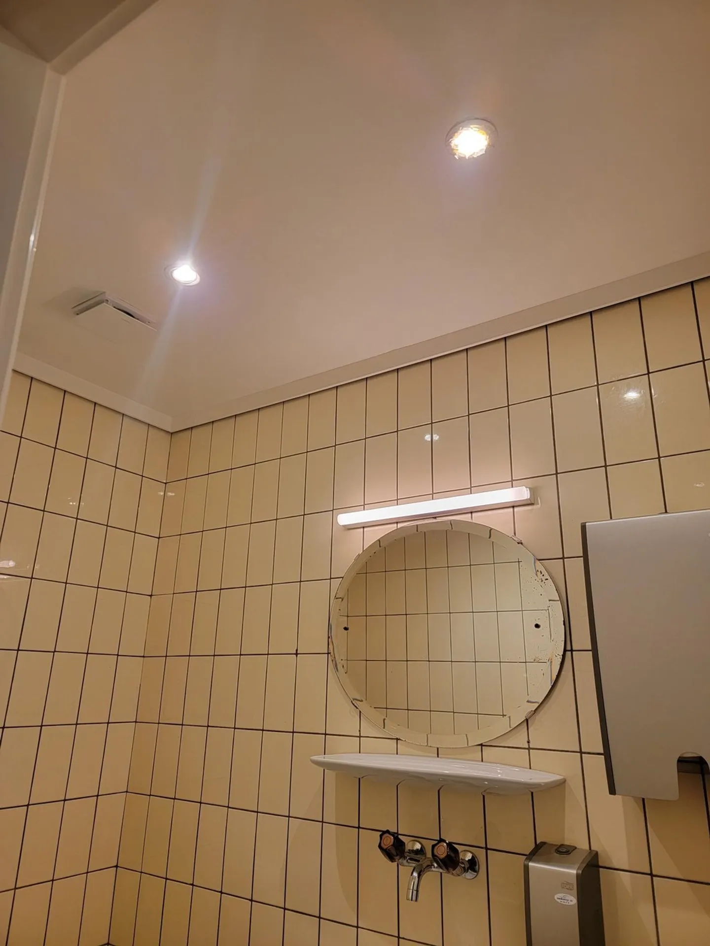 Il poliedrico 'Salone Piazza Grande' a Curio: Uno spazio pieno di possibilità - Foto 27 di 31