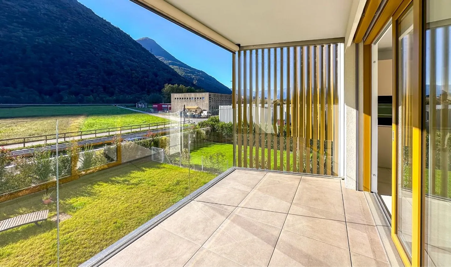 Elegante appartamento di 2,5 locali con terrazza a Lumino (TI) - Foto 1 di 9