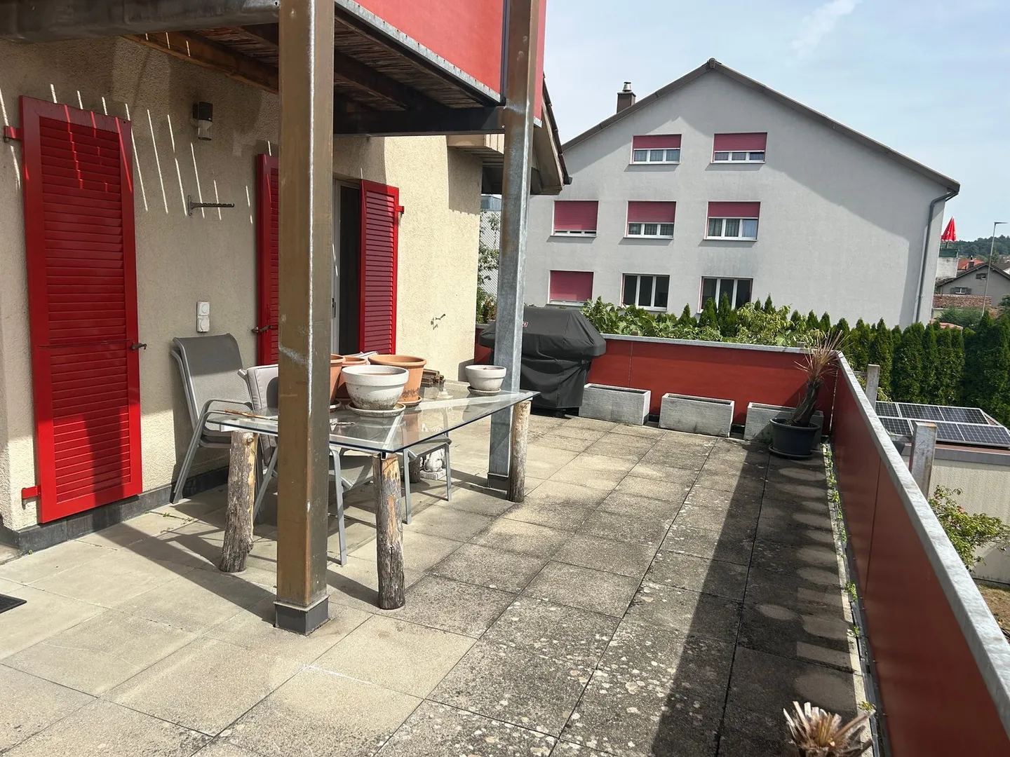 In 2-Familenhaus mit Garten- und Poolnutzung - Foto 1 di 17
