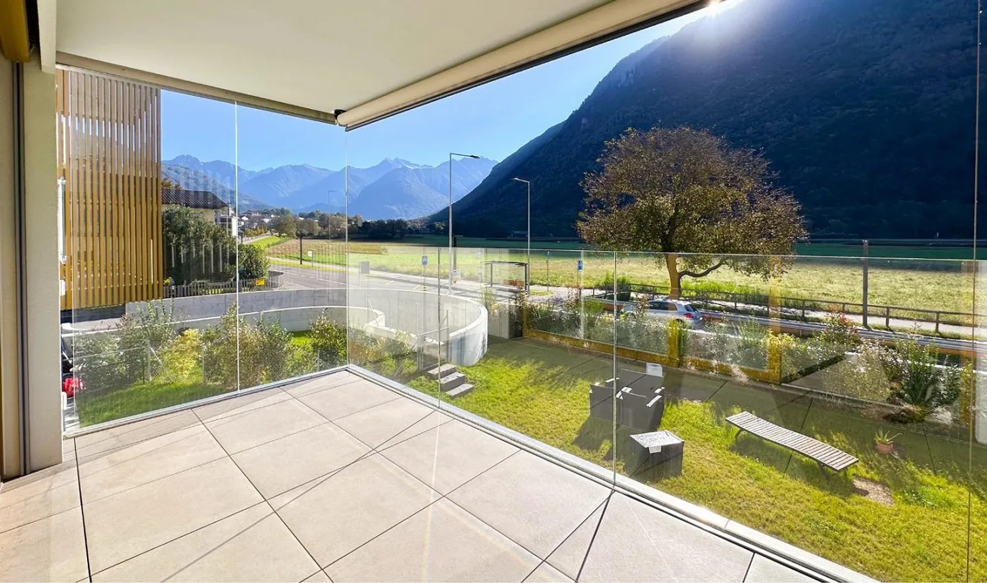 Elegante appartamento di 2,5 locali con terrazza a Lumino (TI) - Foto 2 di 9