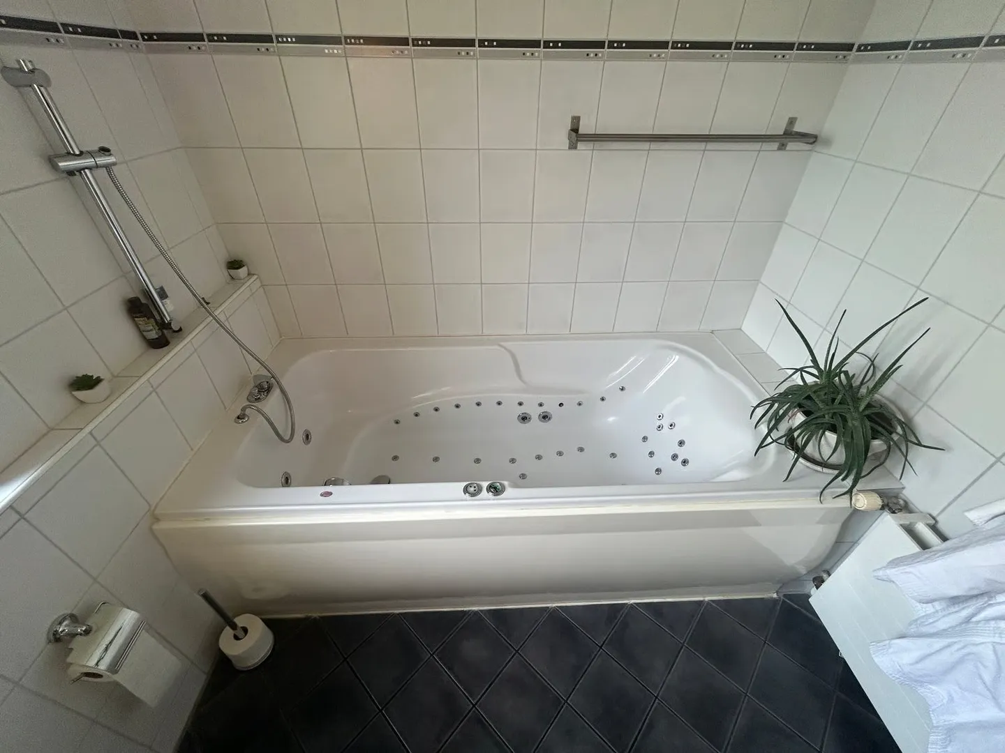 In 2-Familenhaus mit Garten- und Poolnutzung - Foto 2 di 17