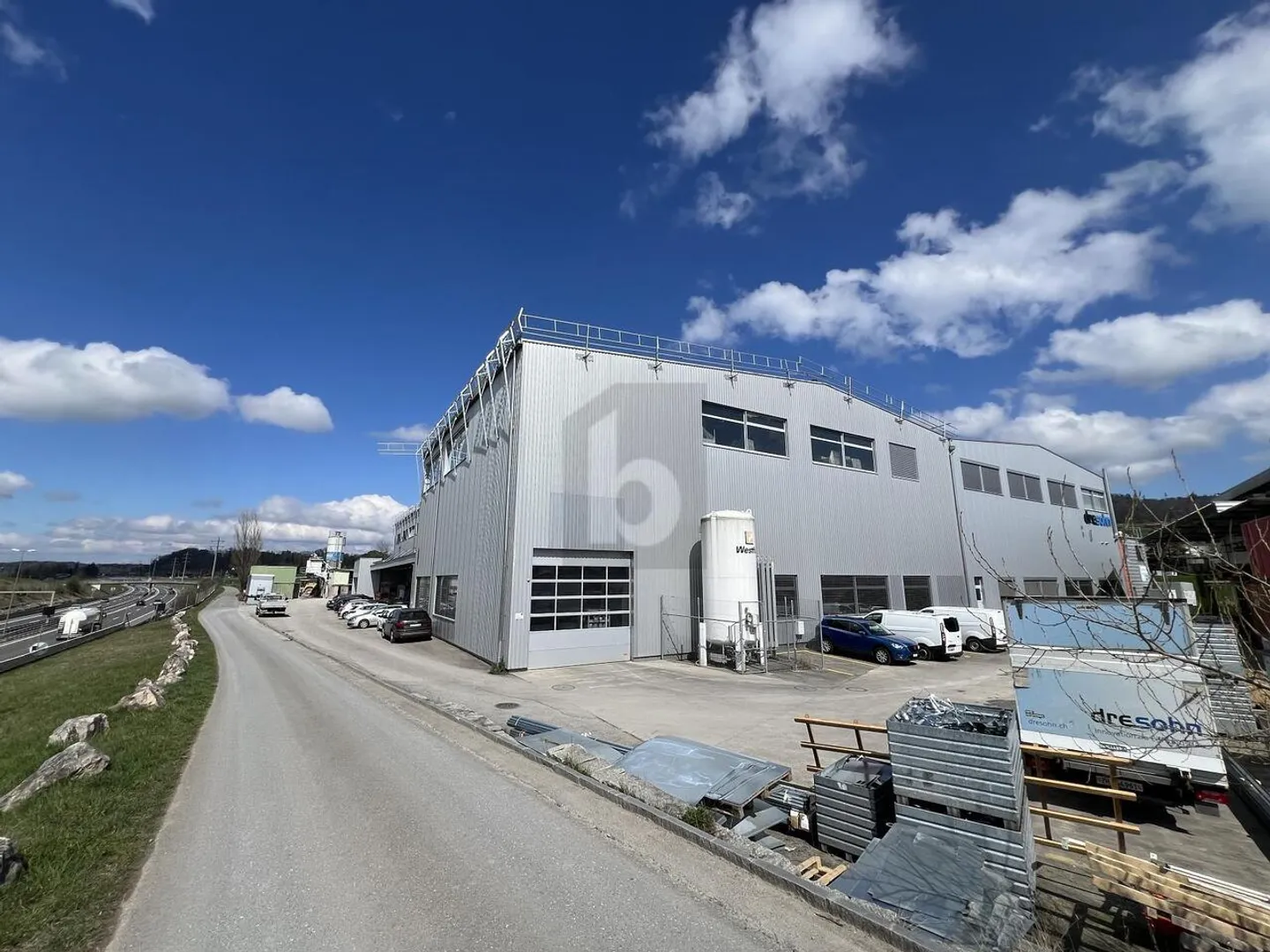 SPACIEUX AVEC BEAUCOUP D'ESPACE ET D'EFFICACITÉ - Photo 1 sur 6