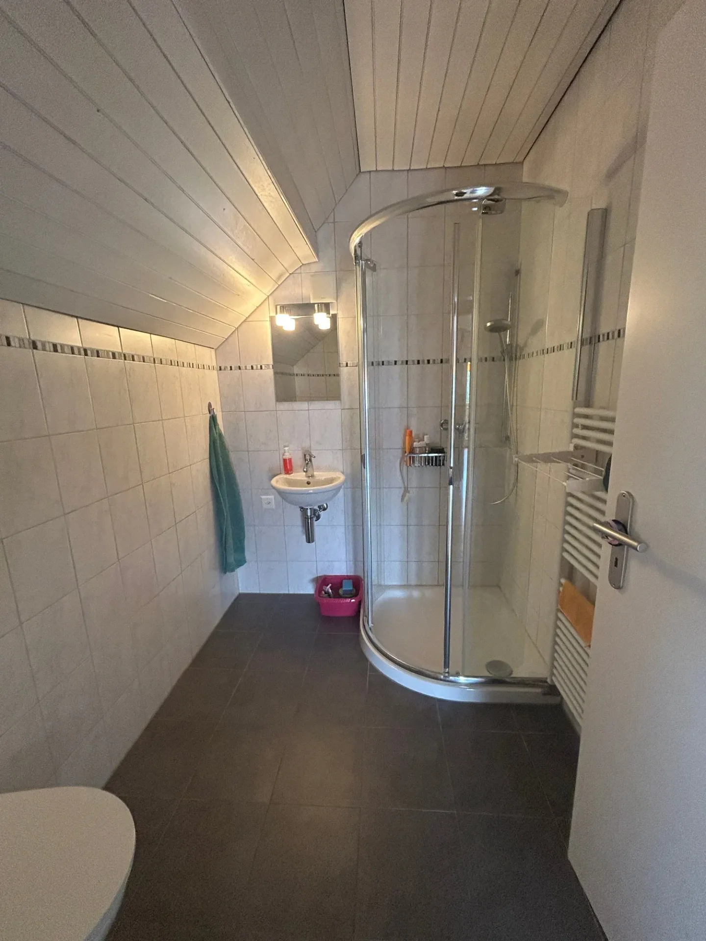 In 2-Familenhaus mit Garten- und Poolnutzung - Foto 5 di 17