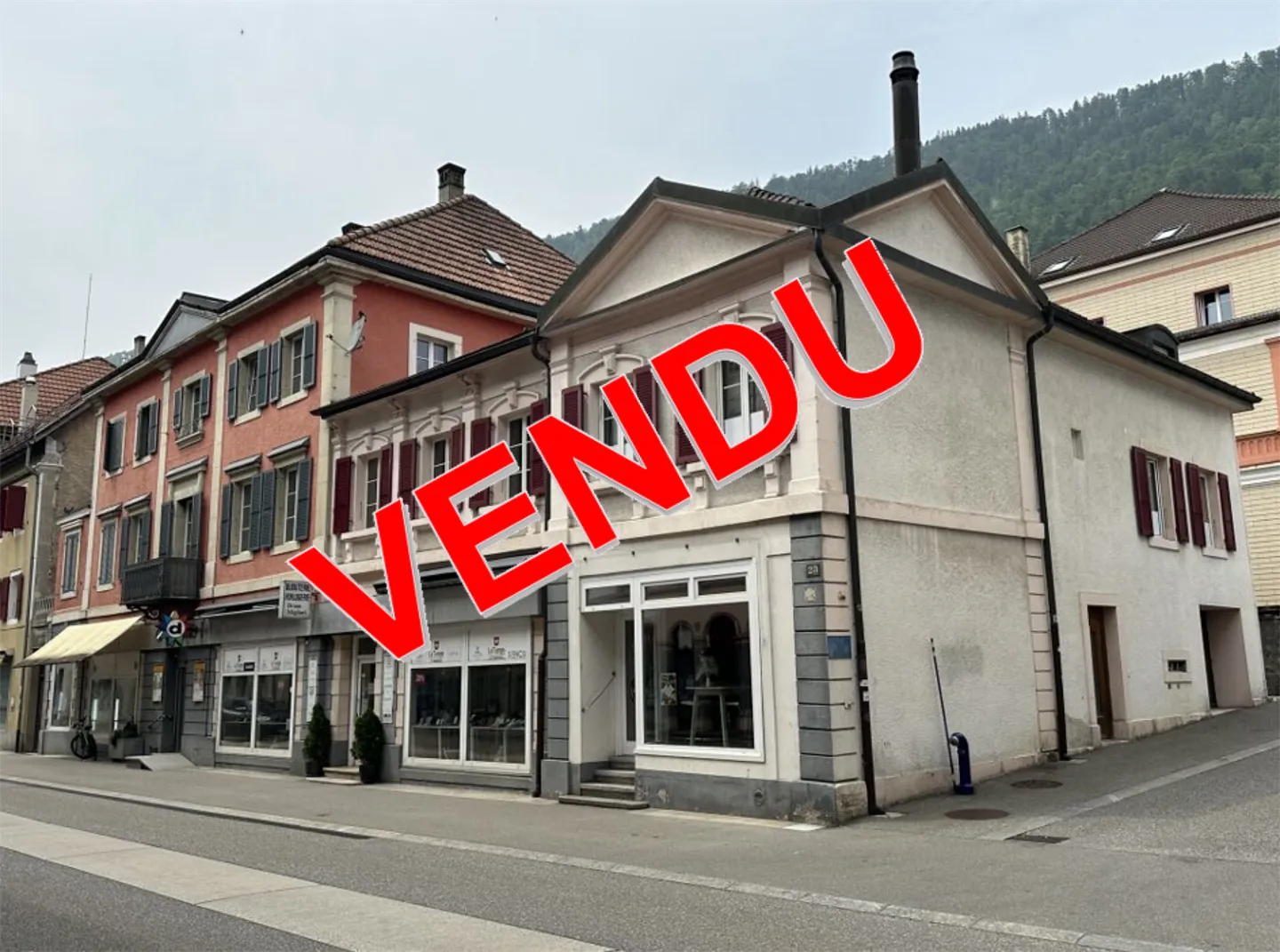 St-Imier, bâtiment avec maisonette, zone commerciale et garage - Photo 1 sur 7