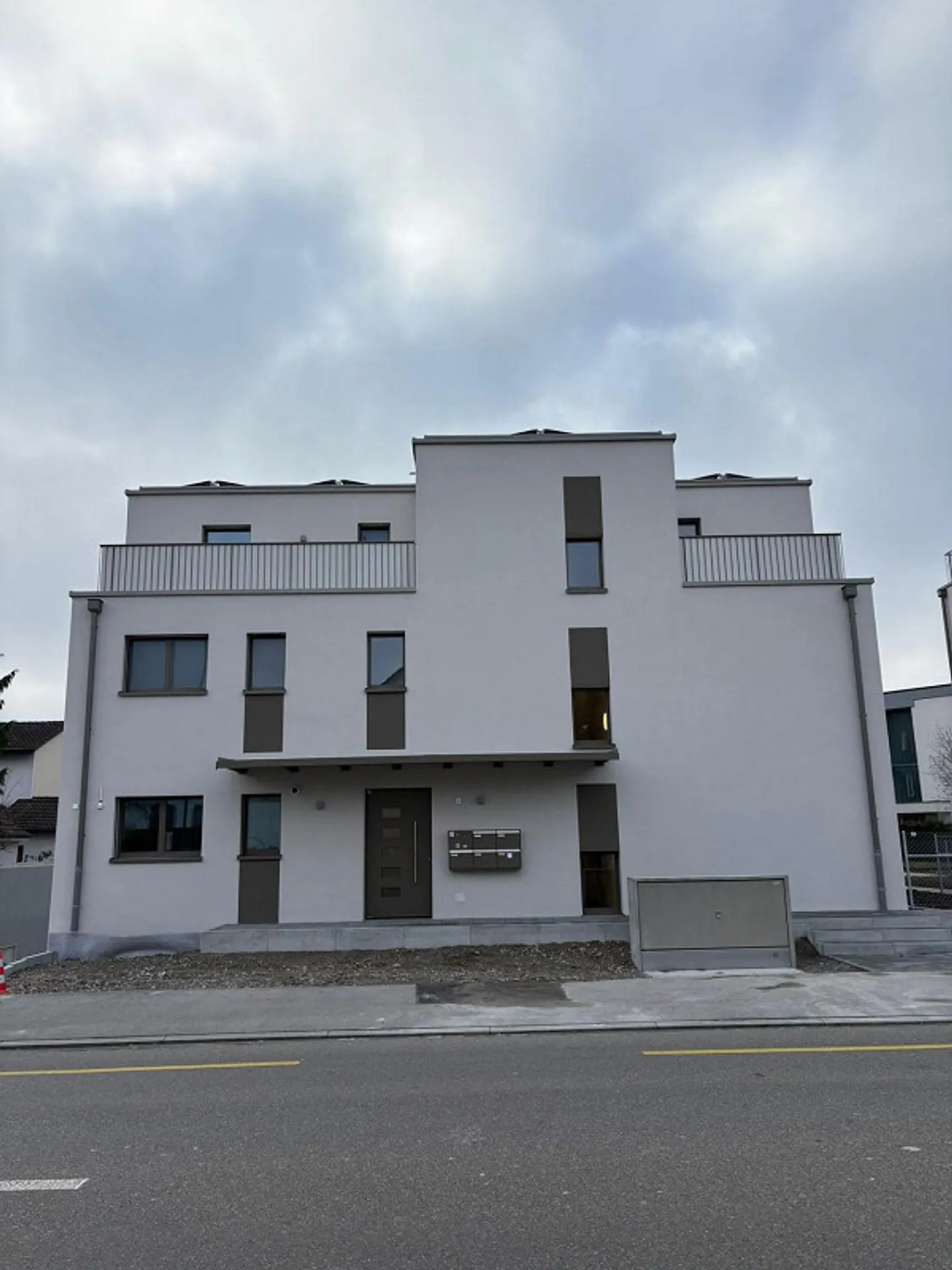 Première occupation au-dessus des toits de Dübendorf, penthouse ensoleillé dans un nouveau bâtiment moderne, situé au centre - Photo 2 sur 13