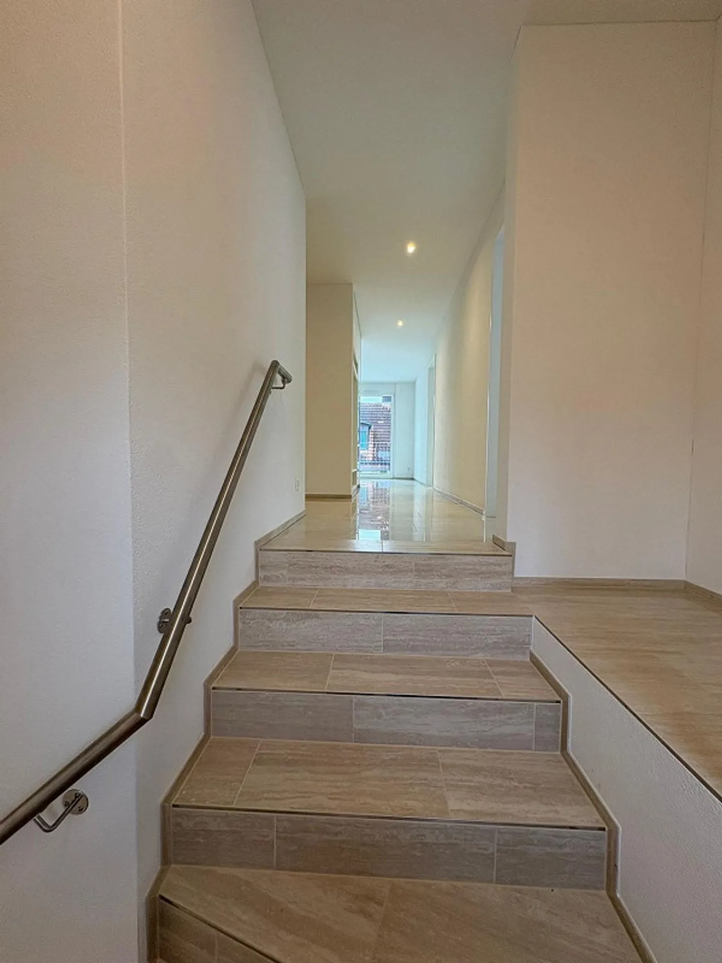 Première occupation au-dessus des toits de Dübendorf, penthouse ensoleillé dans un nouveau bâtiment moderne, situé au centre - Photo 6 sur 13