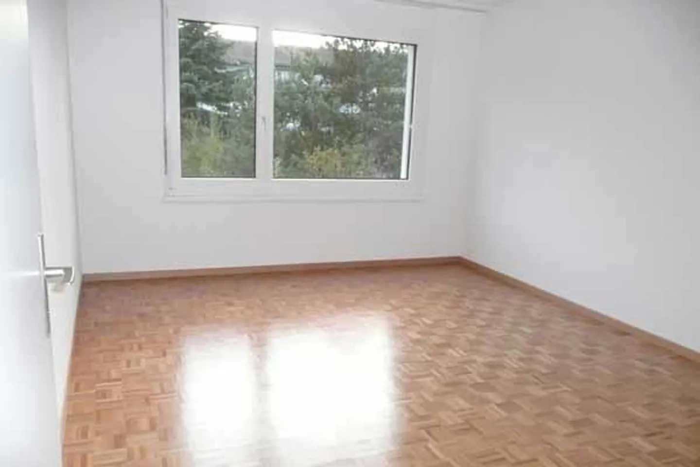 Bell'appartamento in una posizione soleggiata a Kloten - limitato fino al 30.09.2027! - Foto 3 di 6