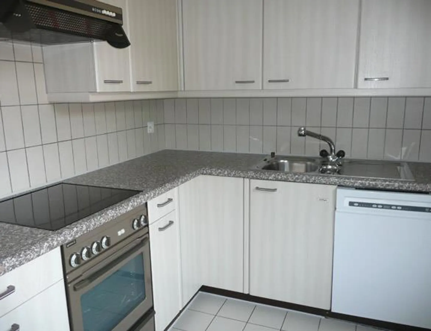 Bell'appartamento in una posizione soleggiata a Kloten - limitato fino al 30.09.2027! - Foto 4 di 6