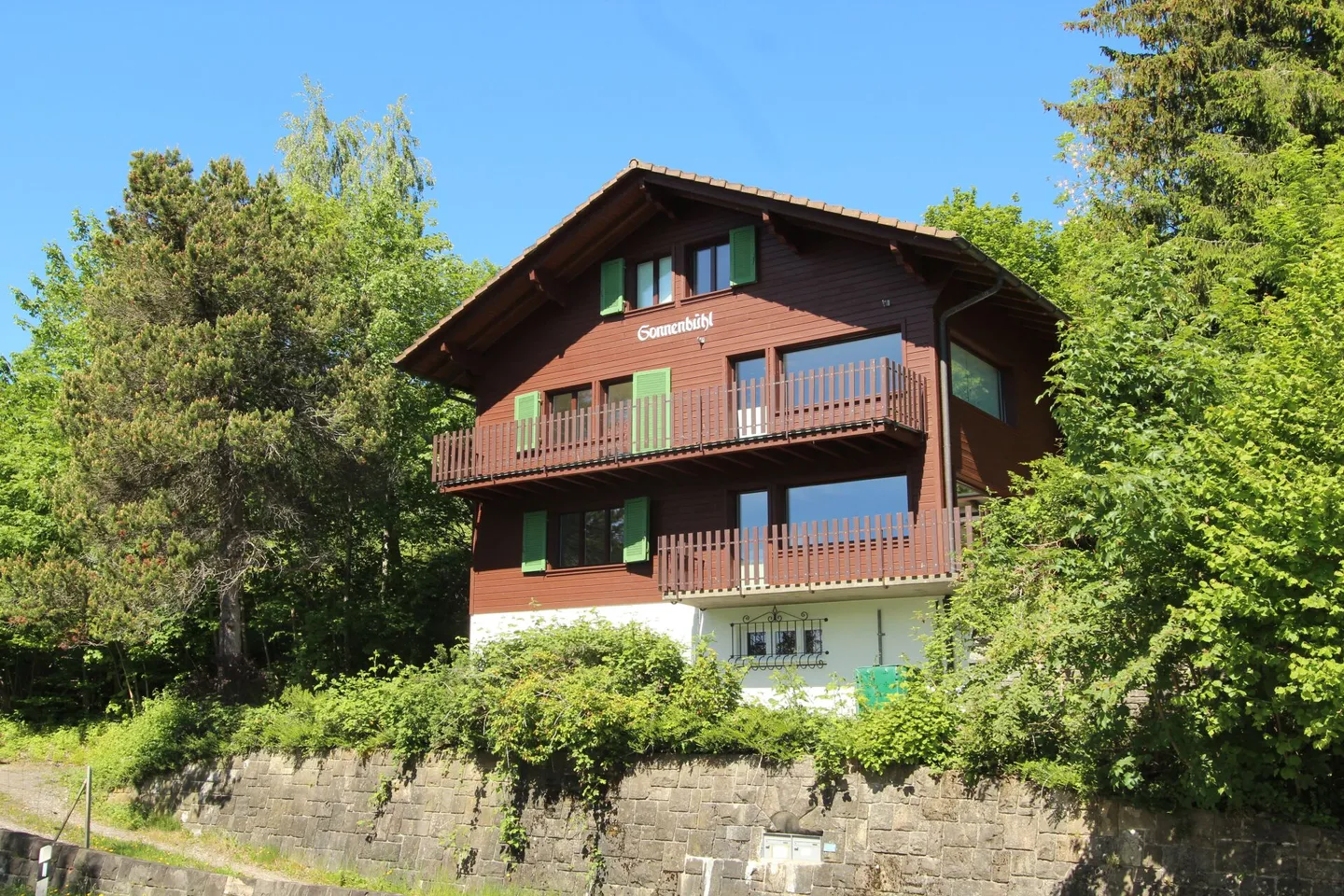 Chalet Sonnenbühl: Attractive two-family house with unobstructed mountain views and the lake as a backdrop - Photo 1 of 19