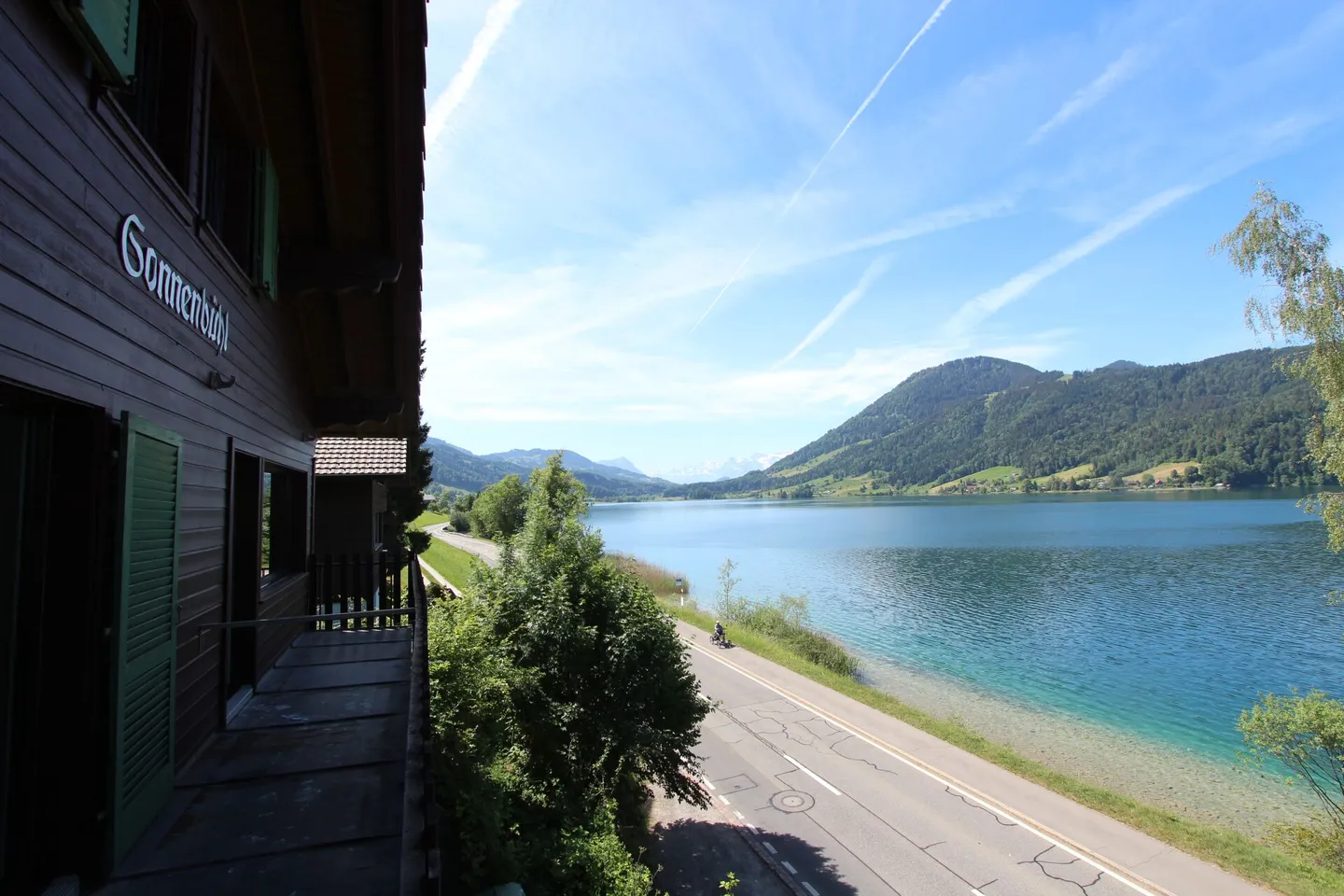 Chalet Sonnenbühl: Attractive two-family house with unobstructed mountain views and the lake as a backdrop - Photo 2 of 19