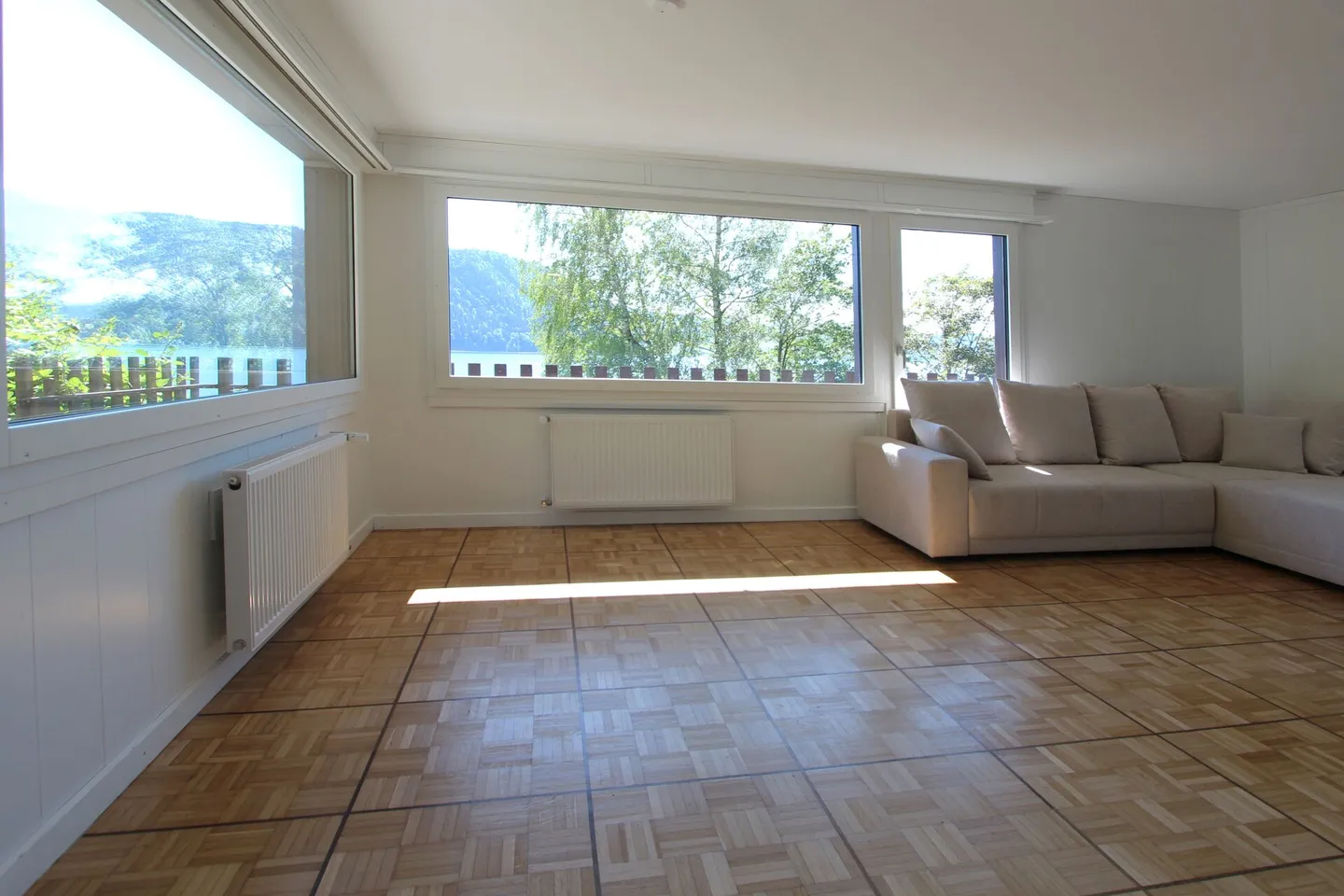 Chalet Sonnenbühl: Attractive two-family house with unobstructed mountain views and the lake as a backdrop - Photo 5 of 19