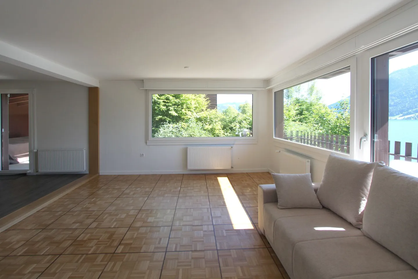 Chalet Sonnenbühl: Attractive two-family house with unobstructed mountain views and the lake as a backdrop - Photo 4 of 19