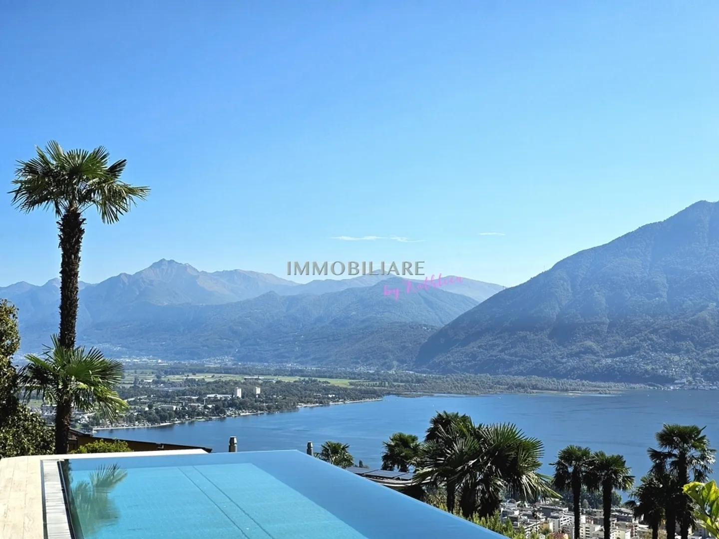 Villa moderna con meravigliosa vista sul lago, piscina e tecnologia sostenibile - Foto 1 di 13