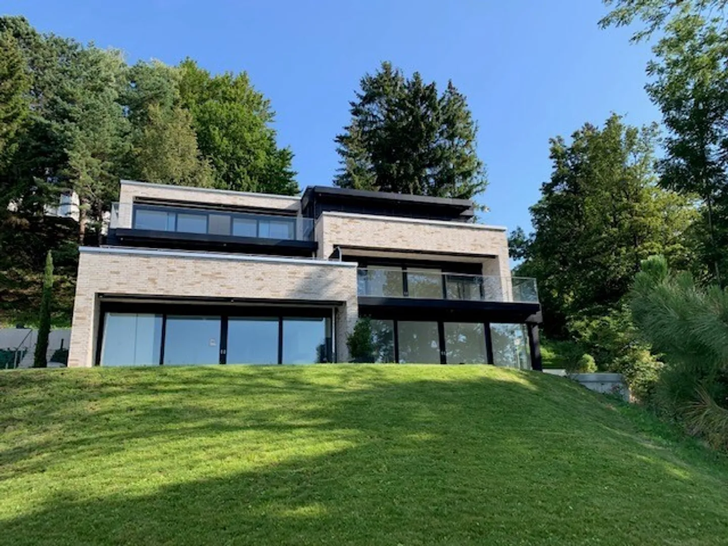 Beautiful 3.5-room apartment with beautiful lake and mountain views - Photo 1 of 10