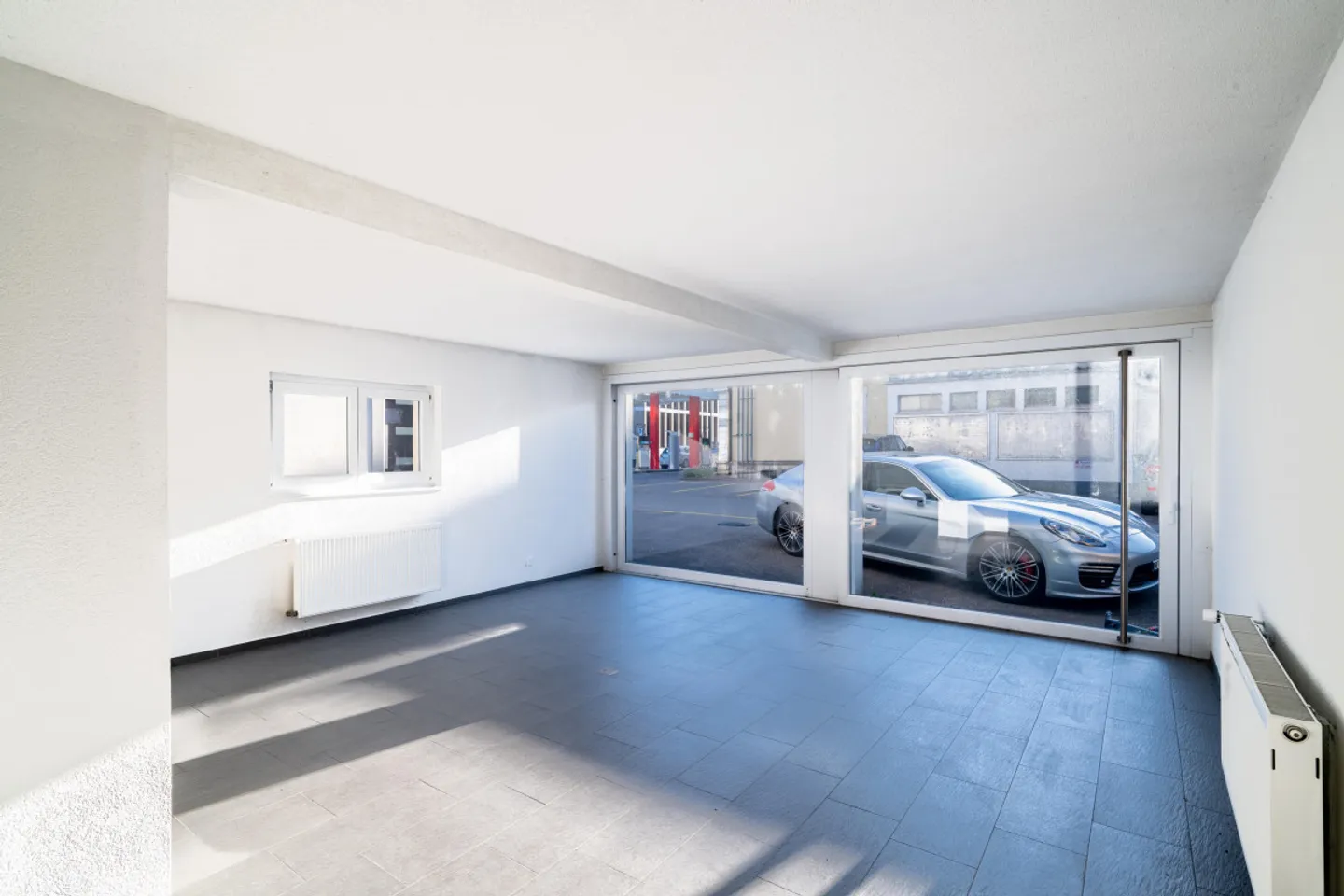 Ampio locale commerciale ristrutturato - ideale per uffici, studi o attività di benessere - Foto 2 di 6