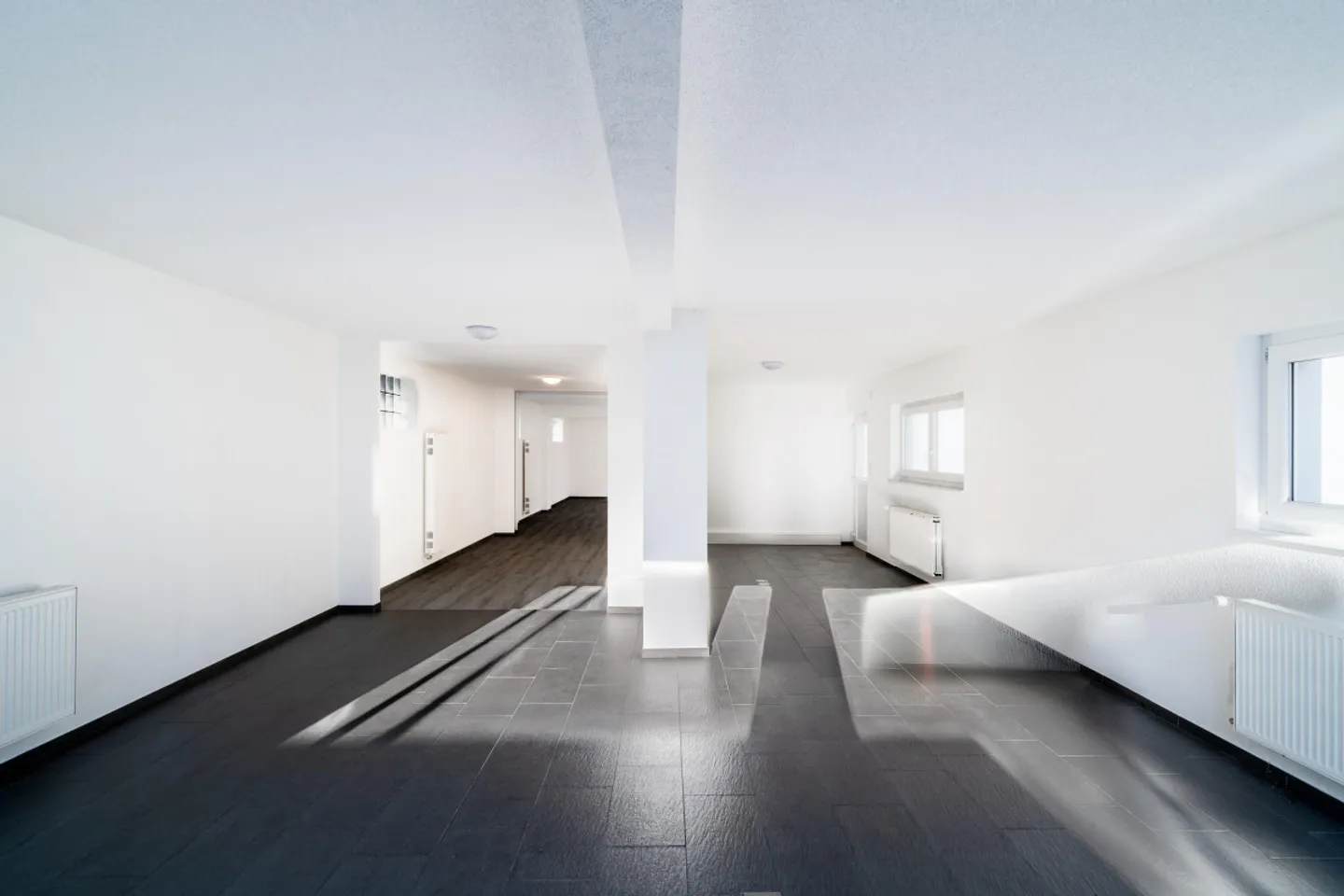 Ampio locale commerciale ristrutturato - ideale per uffici, studi o attività di benessere - Foto 3 di 6