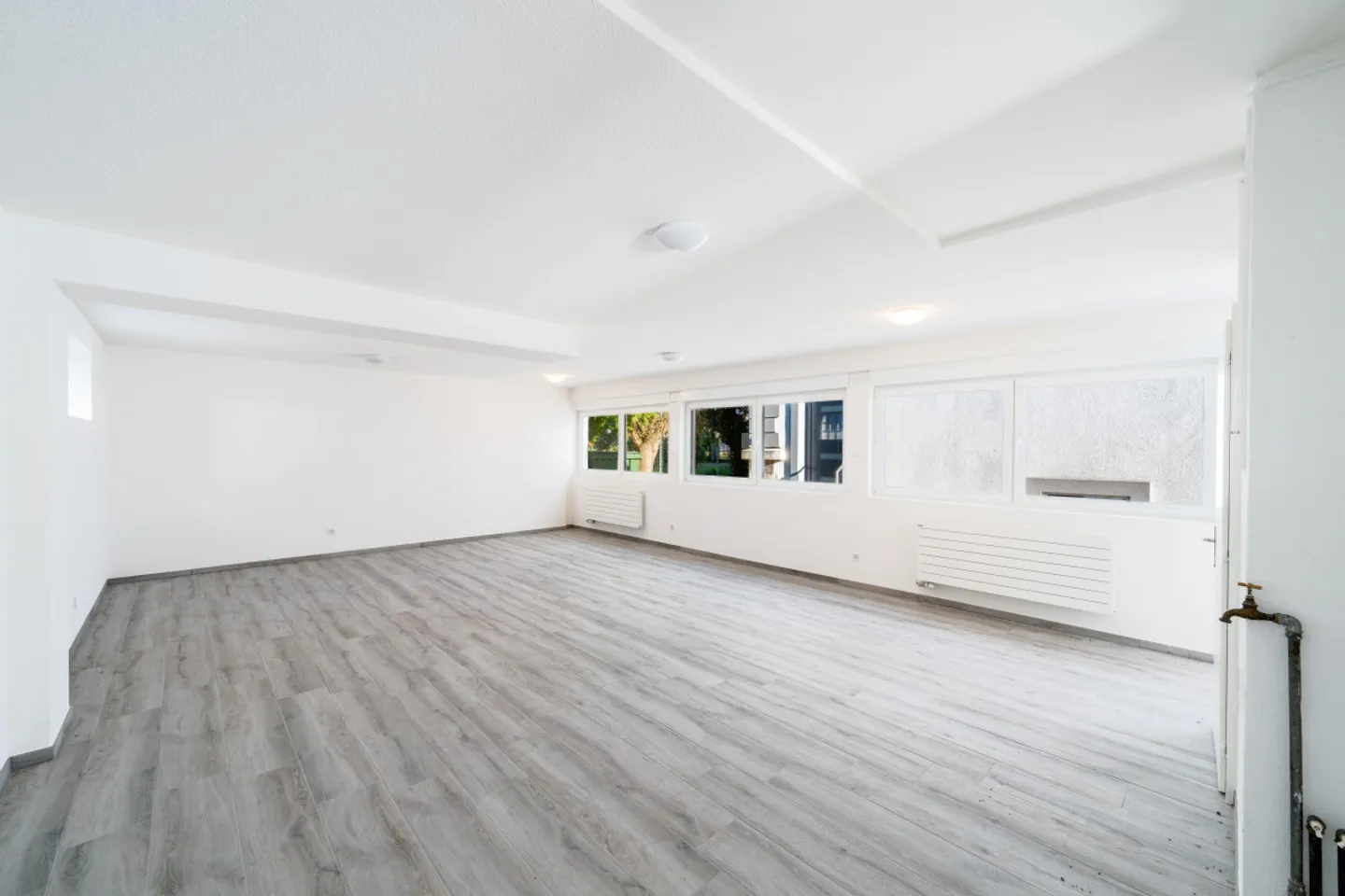 Ampio locale commerciale ristrutturato - ideale per uffici, studi o attività di benessere - Foto 5 di 6