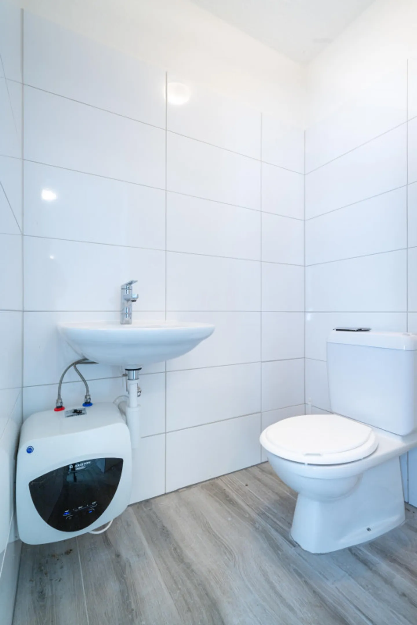 Ampio locale commerciale ristrutturato - ideale per uffici, studi o attività di benessere - Foto 6 di 6