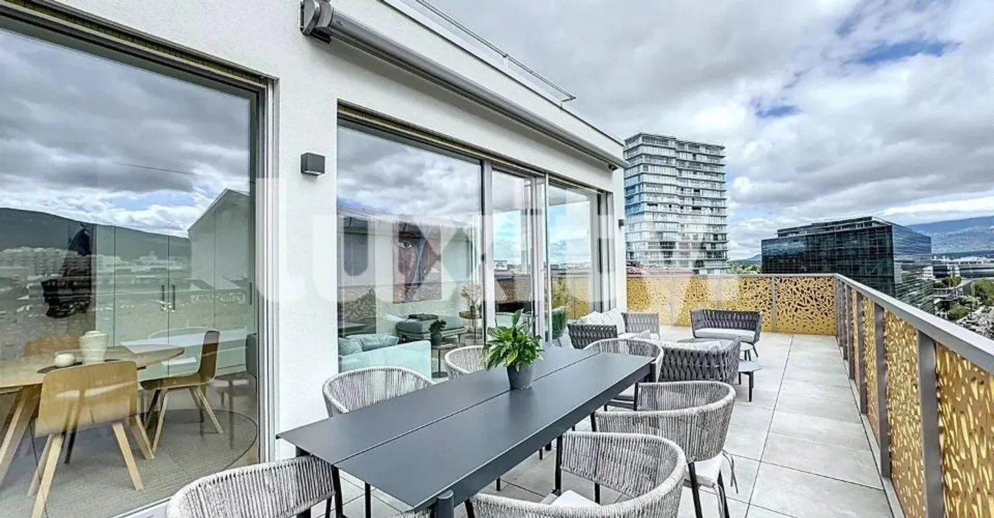Beautiful apartment with large furnished rooftop - Photo 3 of 5