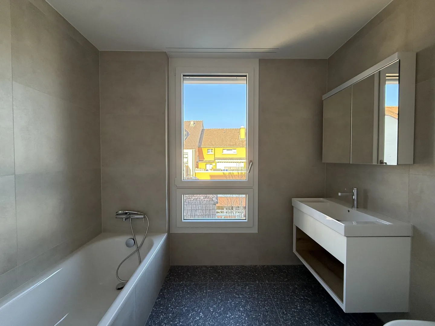 Nuovo appartamento in condominio in posizione centrale con balcone! - Foto 6 di 11