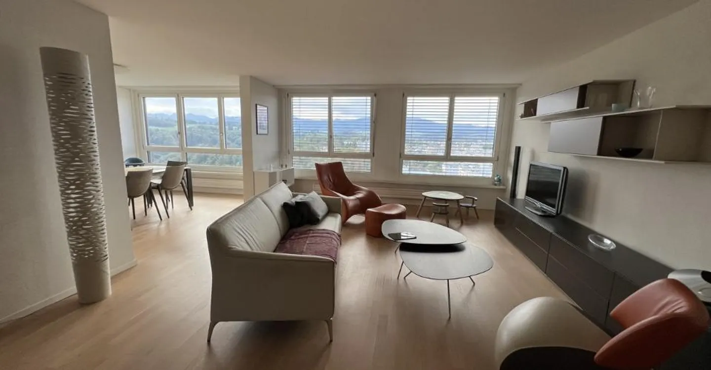 Spacious 5.5-room apartment in the heart of Fribourg - Photo 2 of 8