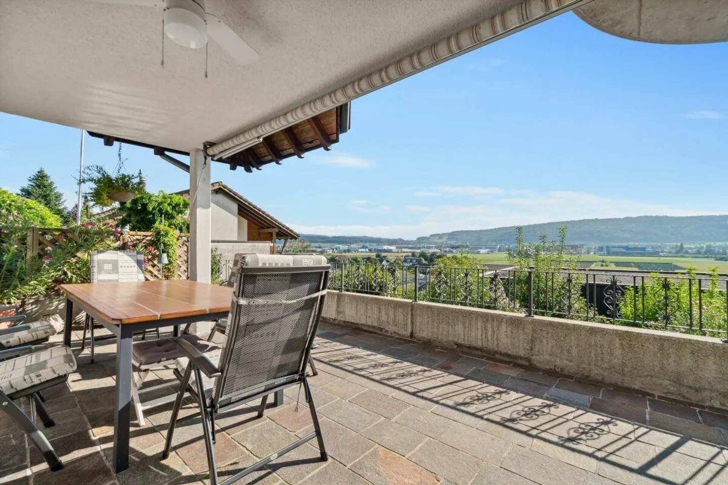 Grosszügiges Einfamilienhaus mit fantastischer Aussicht - Foto 3 von 20