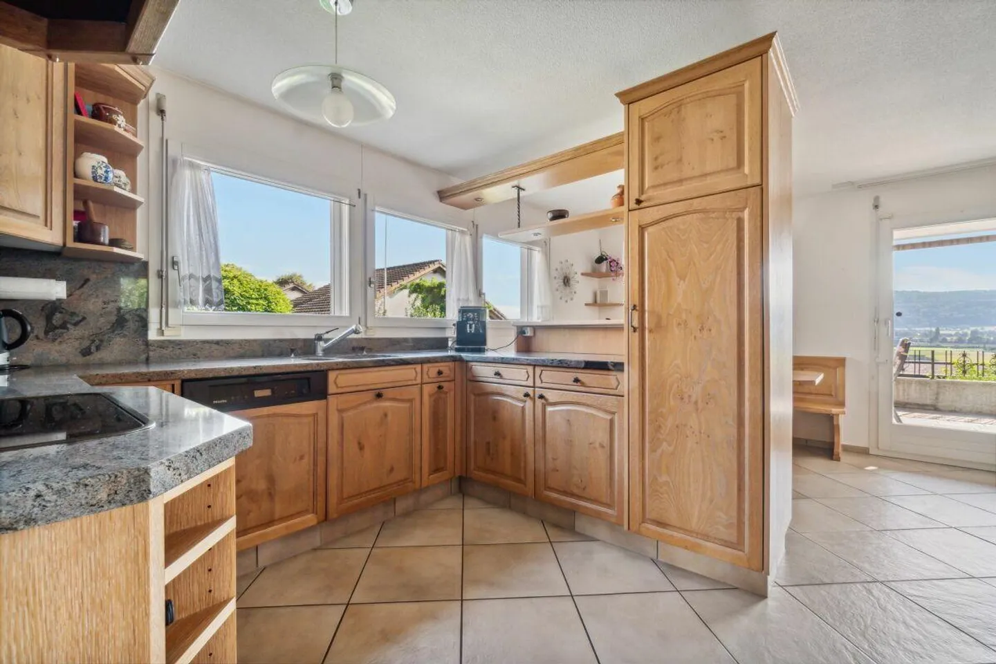 Grosszügiges Einfamilienhaus mit fantastischer Aussicht - Foto 7 von 20