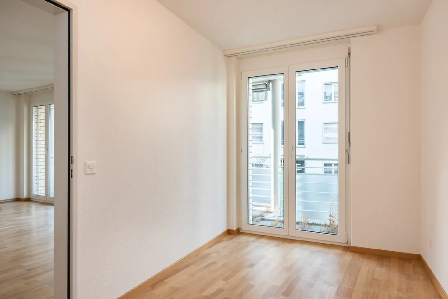 Charming apartment in a prime location - Your new home awaits - Photo 4 of 10