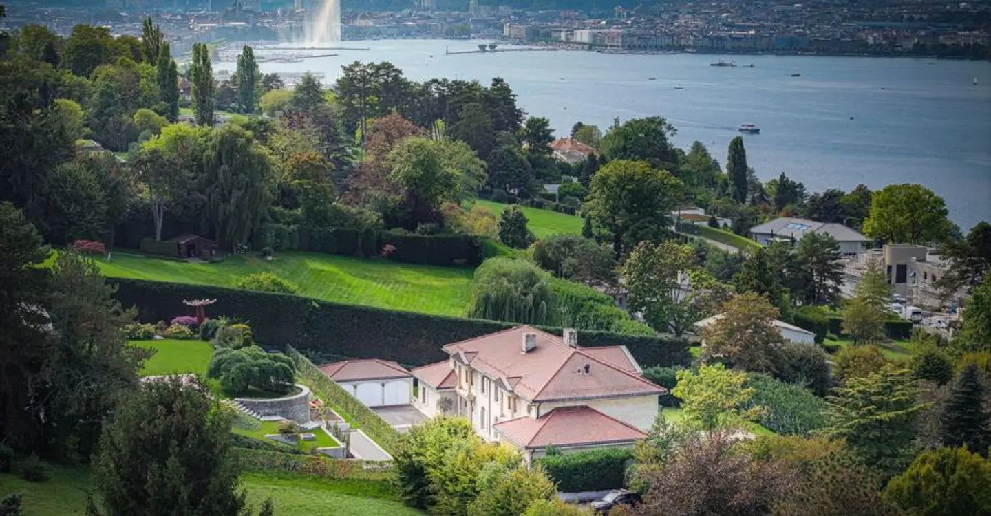 Prestigious residence with lake view - Photo 1 of 6