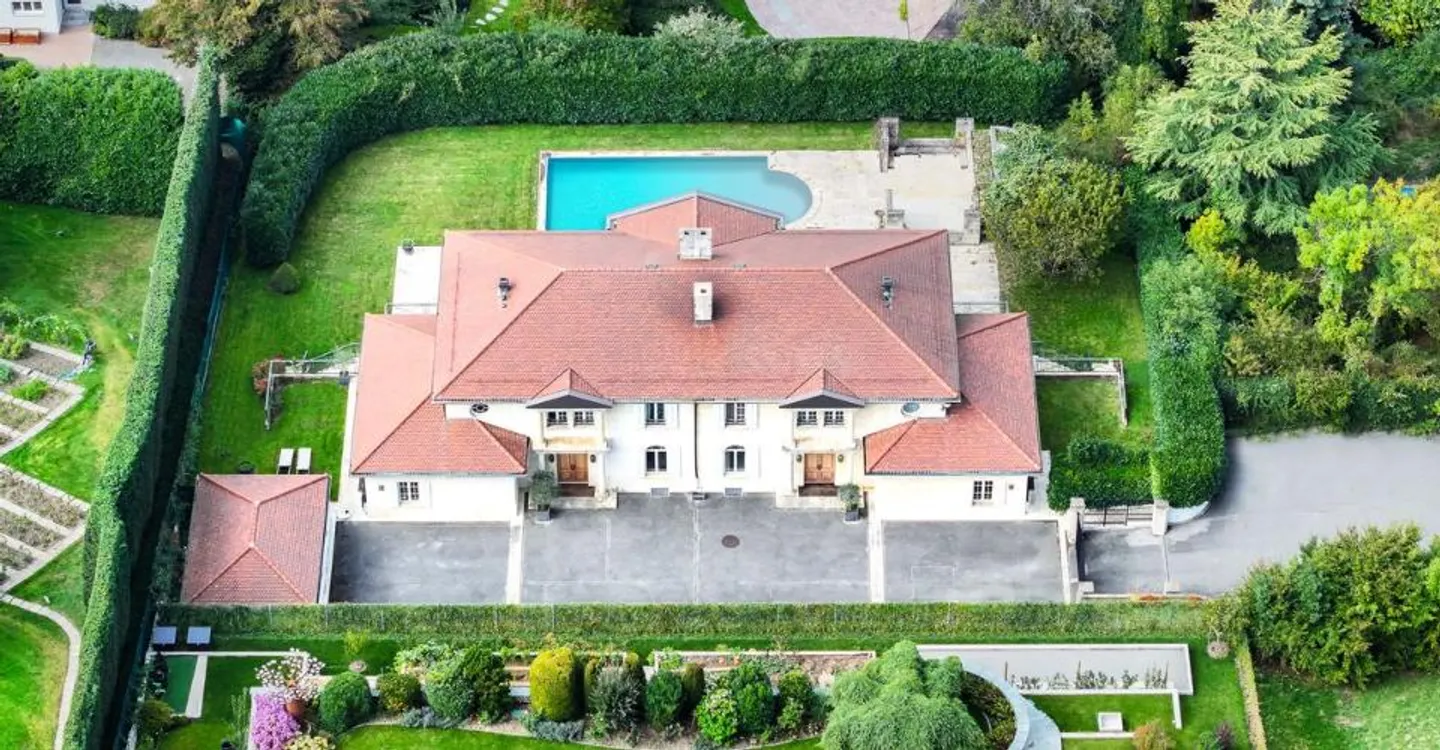 Prestigious residence with lake view - Photo 2 of 6