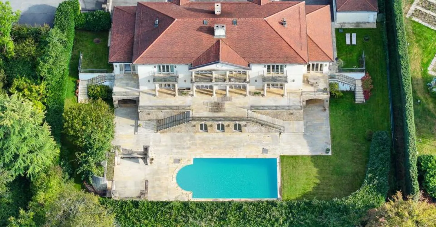Prestigious residence with lake view - Photo 3 of 6