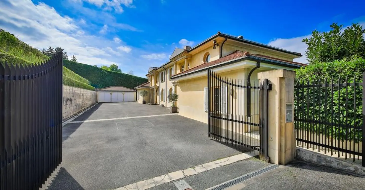 Prestigious residence with lake view - Photo 4 of 6