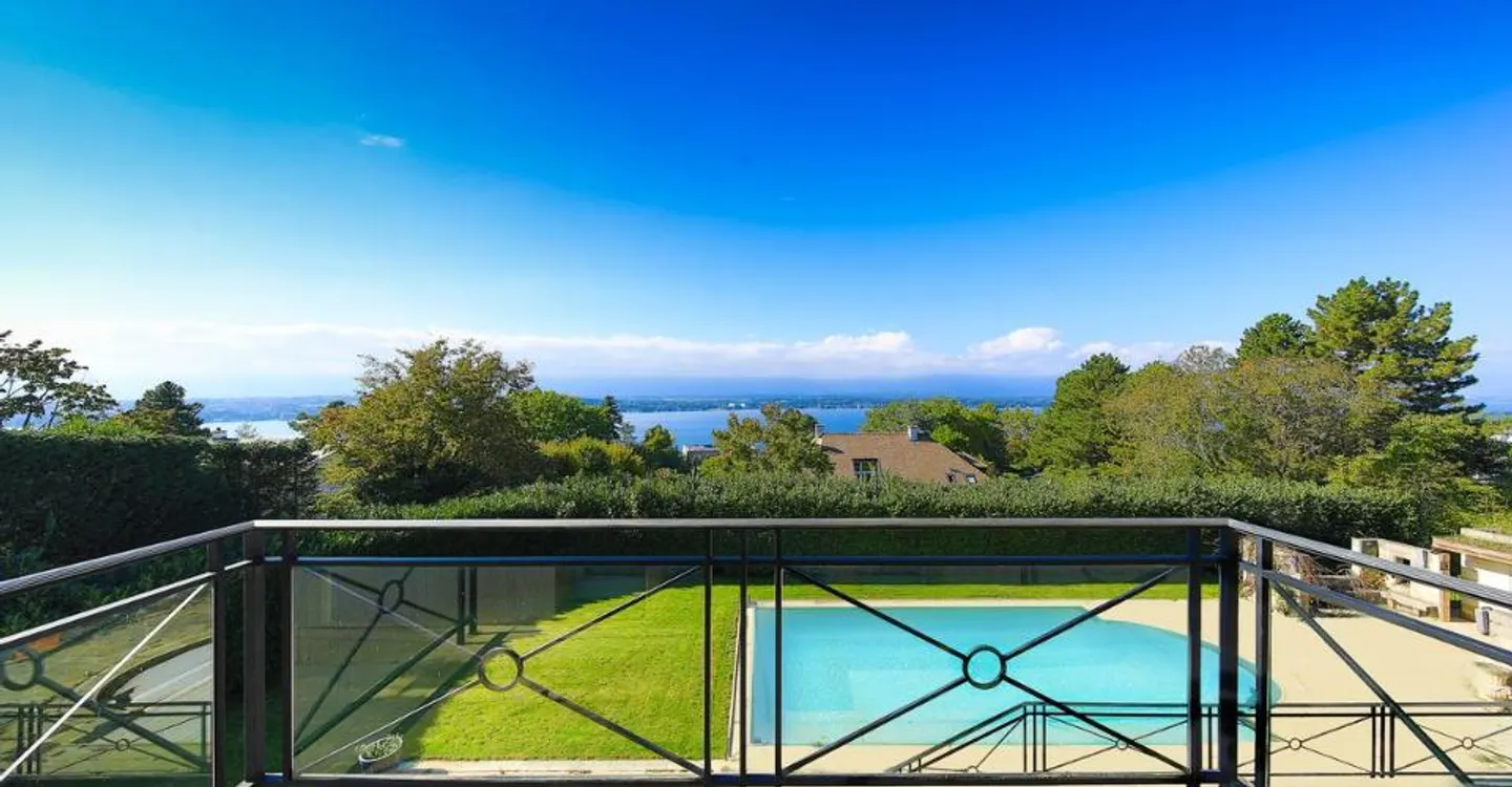 Prestigious residence with lake view - Photo 5 of 6