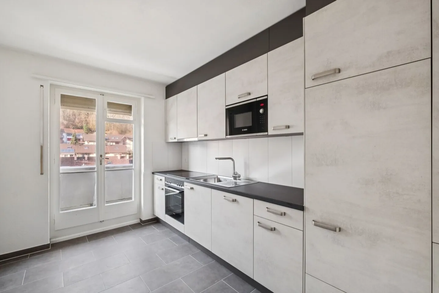 Move in now - freshly renovated apartment quiet, green & central - Photo 2 of 11