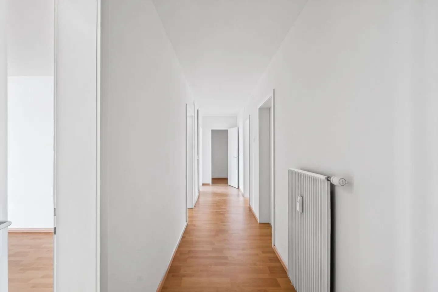 Move in now - freshly renovated apartment quiet, green & central - Photo 8 of 11