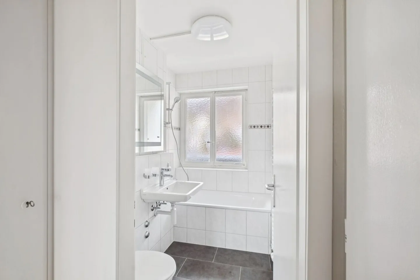 Move in now - freshly renovated apartment quiet, green & central - Photo 6 of 11