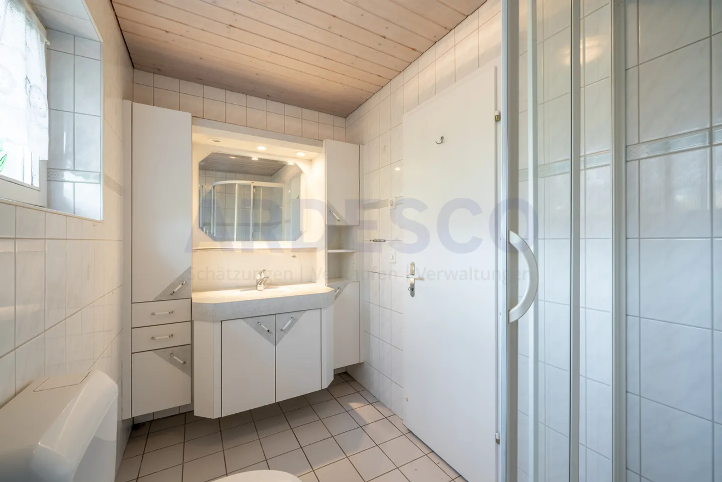 Charming Home with Garden - Photo 6 of 11