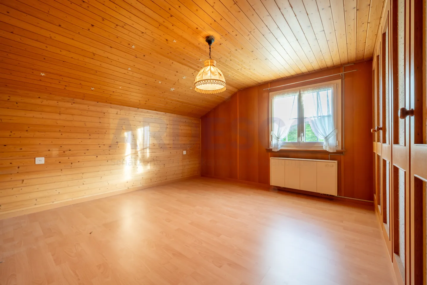 Charming Home with Garden - Photo 7 of 11