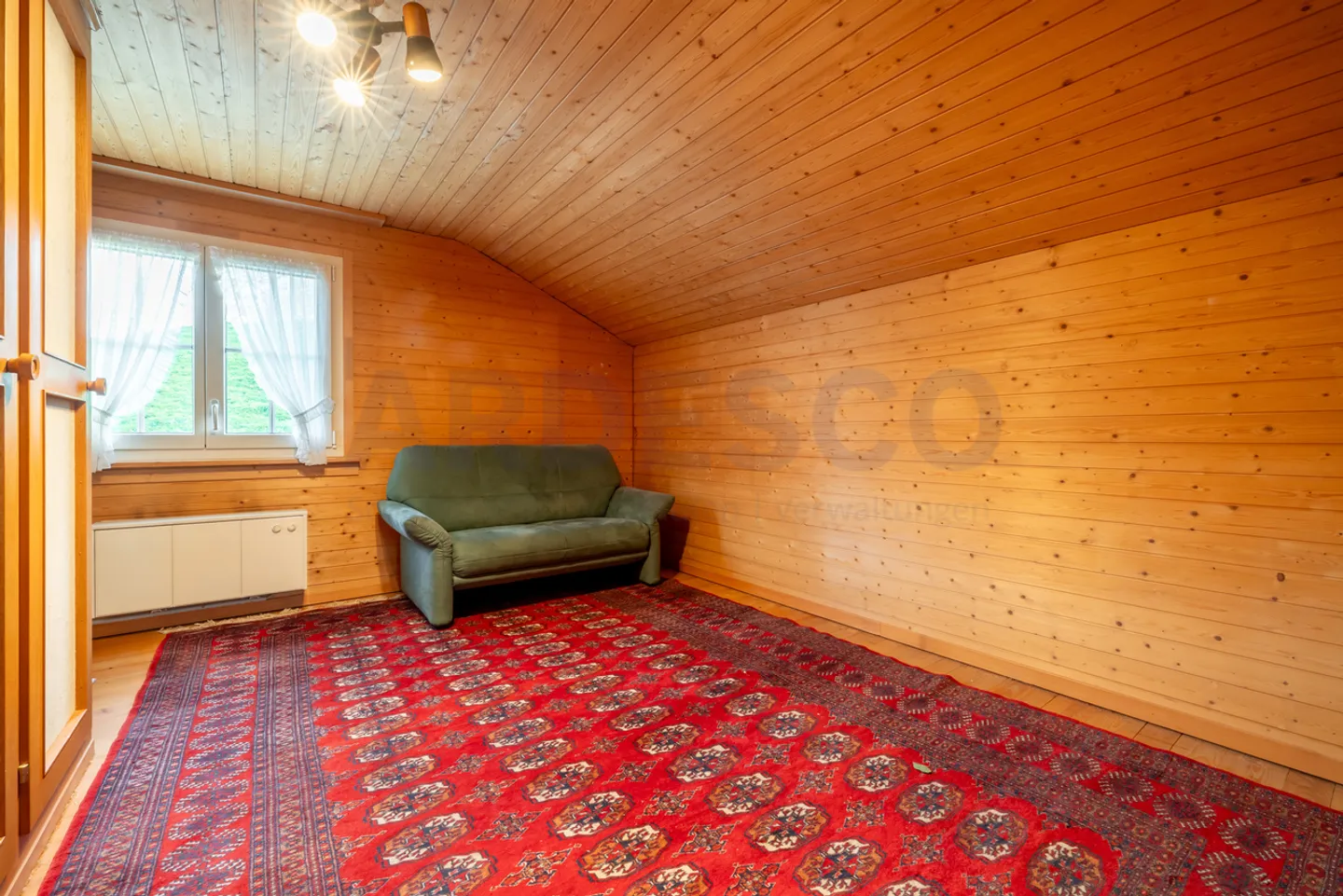 Charming Home with Garden - Photo 8 of 11