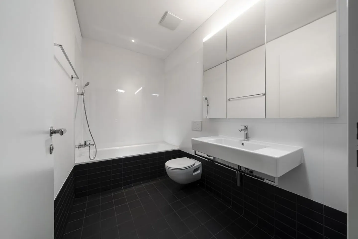 Spacious, modern apartment in a sought-after location - Photo 7 of 12