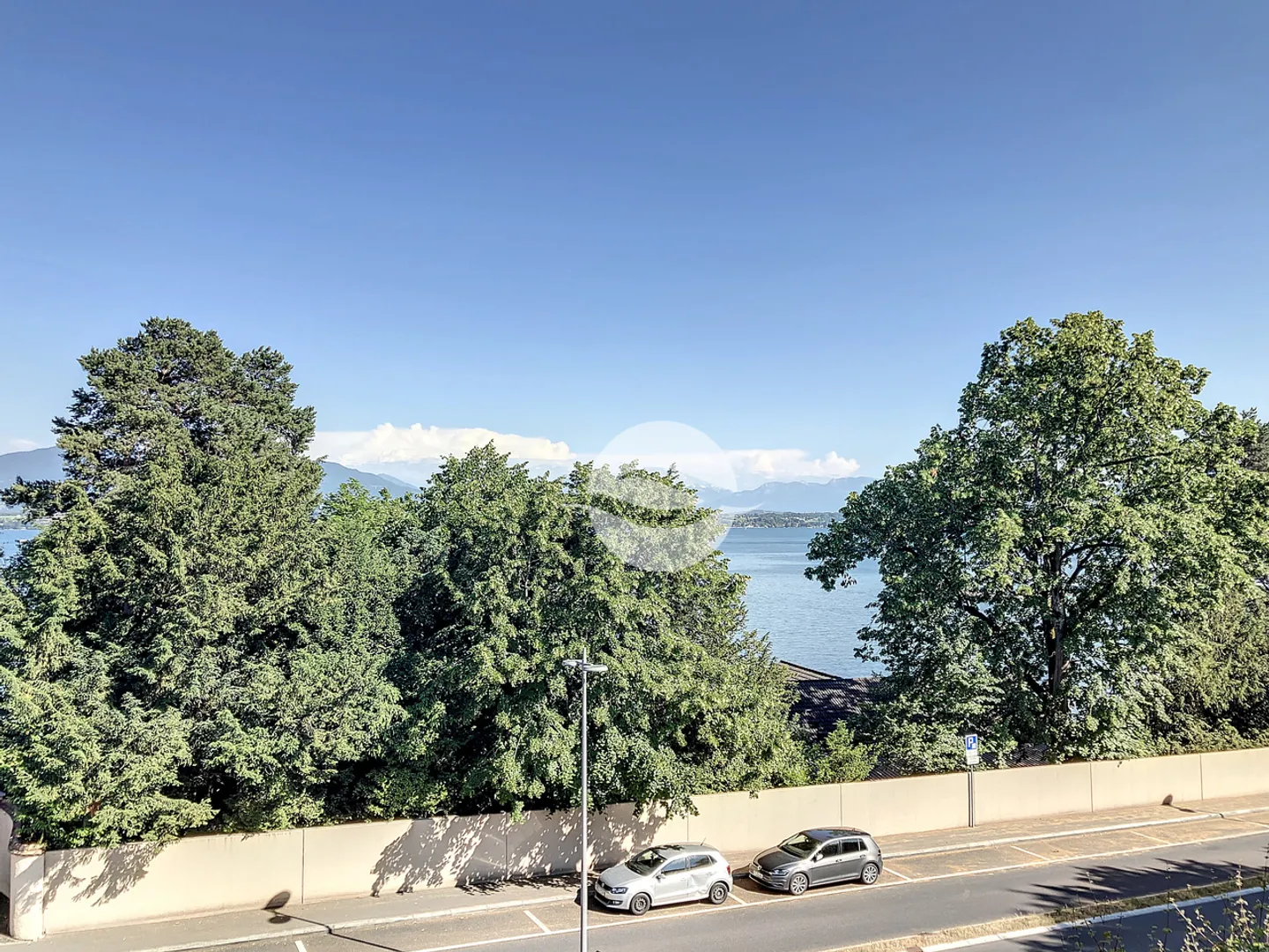 Beautiful apartment with lake and Alps view - Photo 3 of 15