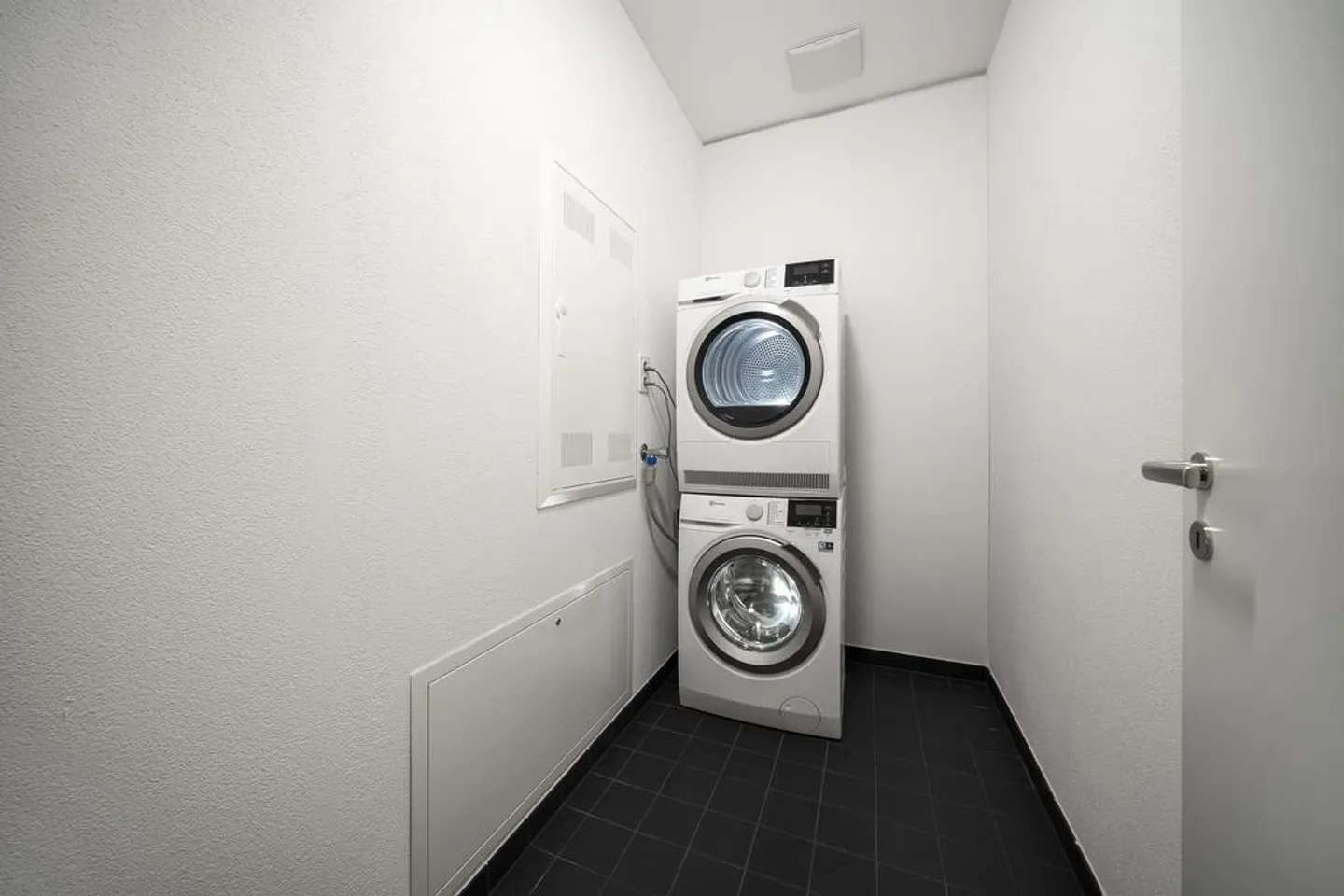 Spacious, modern apartment in a sought-after location - Photo 8 of 12
