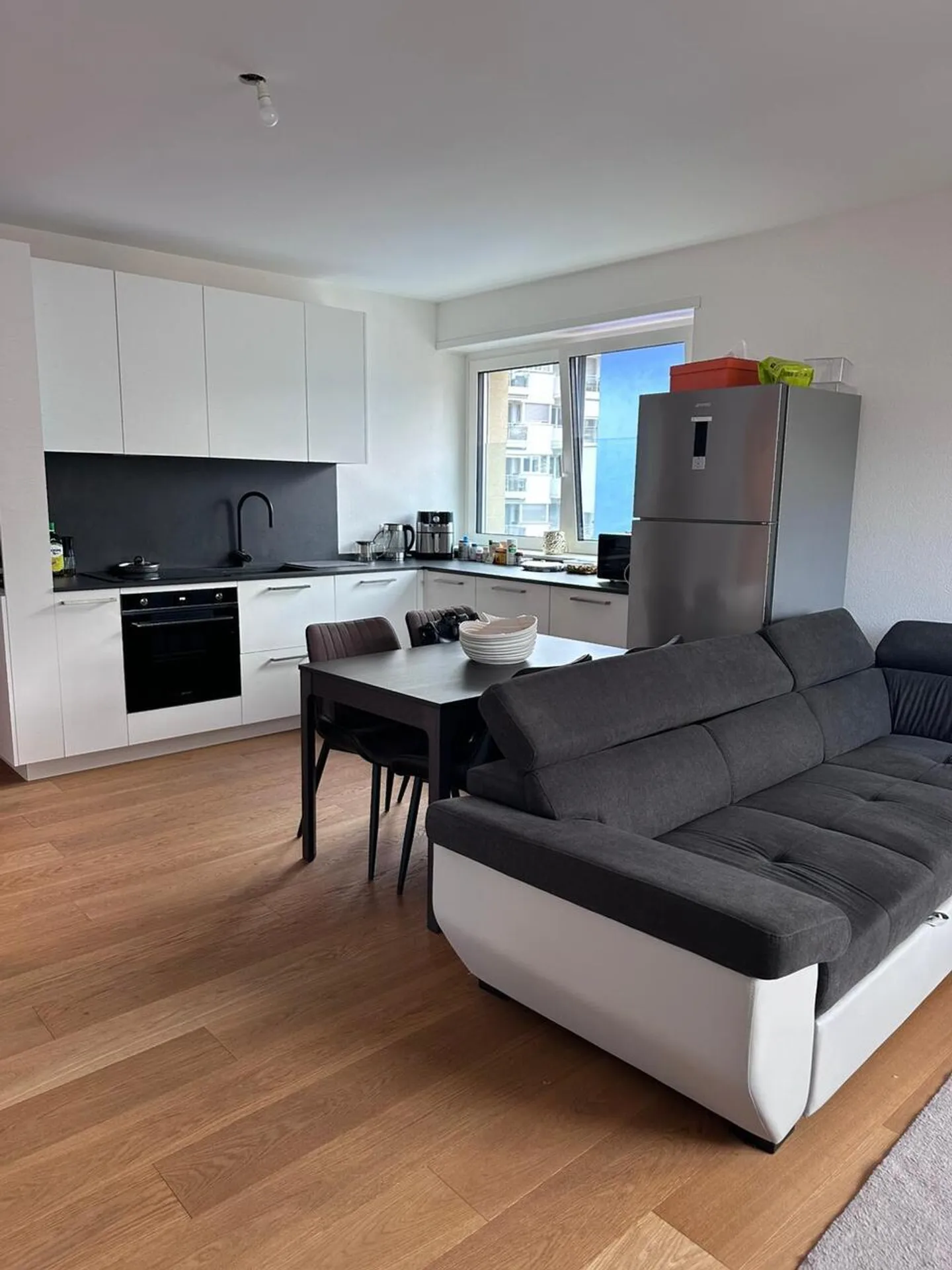 GRANDE E MODERNO APPARTAMENTO 2.5 STANZE IN CENTRO con ARIA CONDIZIONATA - Foto 2 di 7