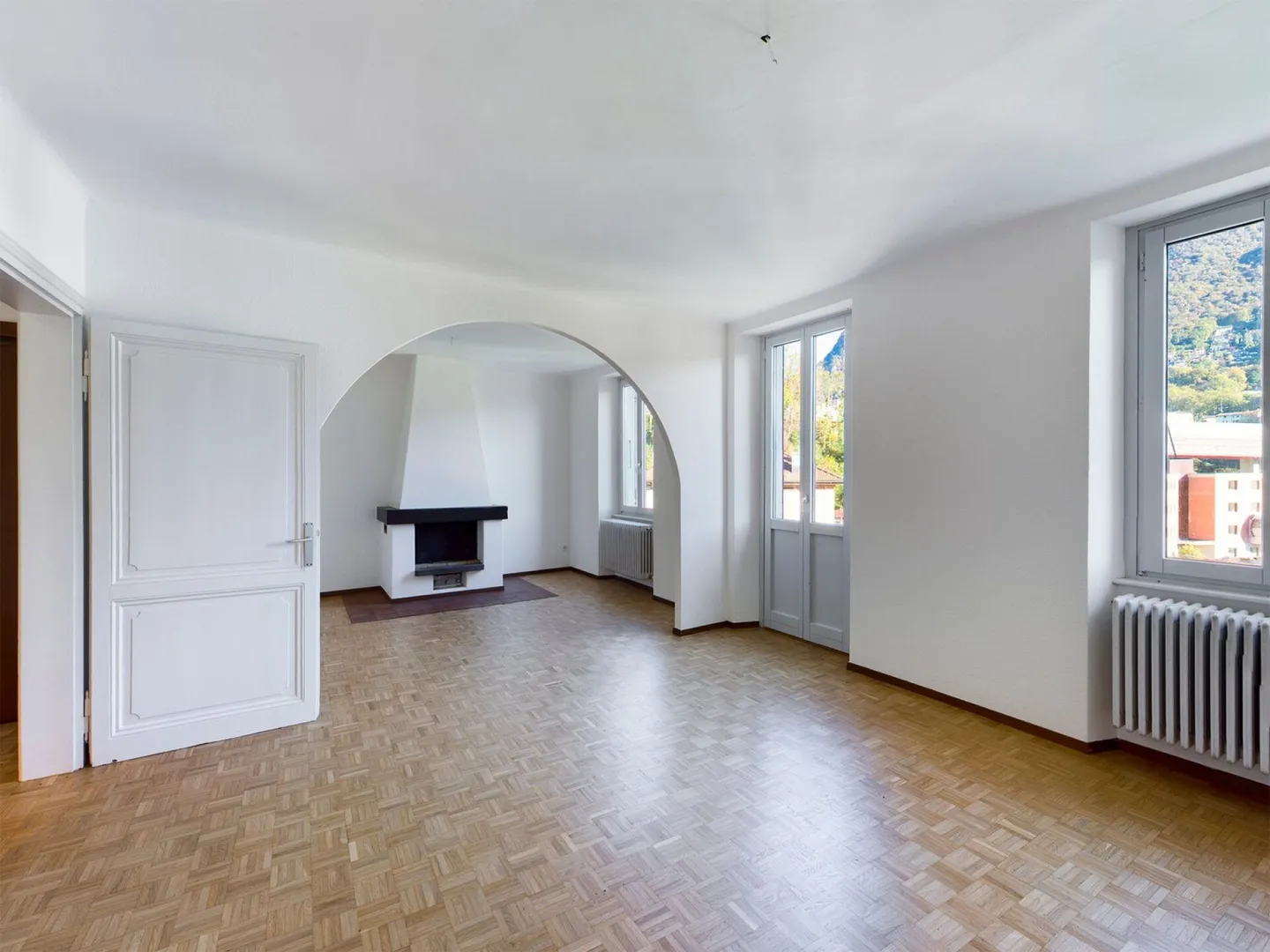 Multi-family house with large building land: future prospects with a touch of history. - Photo 8 of 13