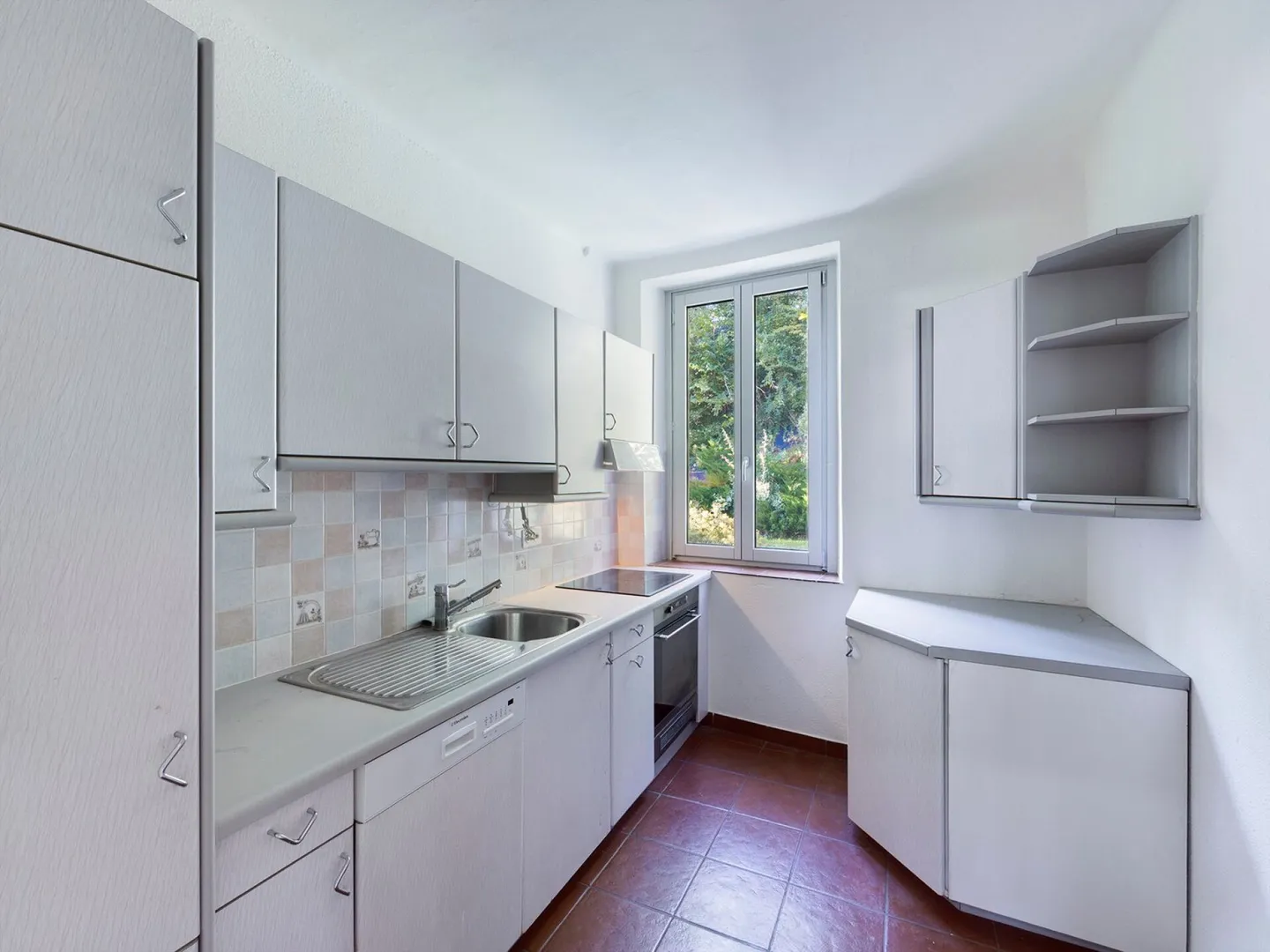 Multi-family house with large building land: future prospects with a touch of history. - Photo 10 of 13