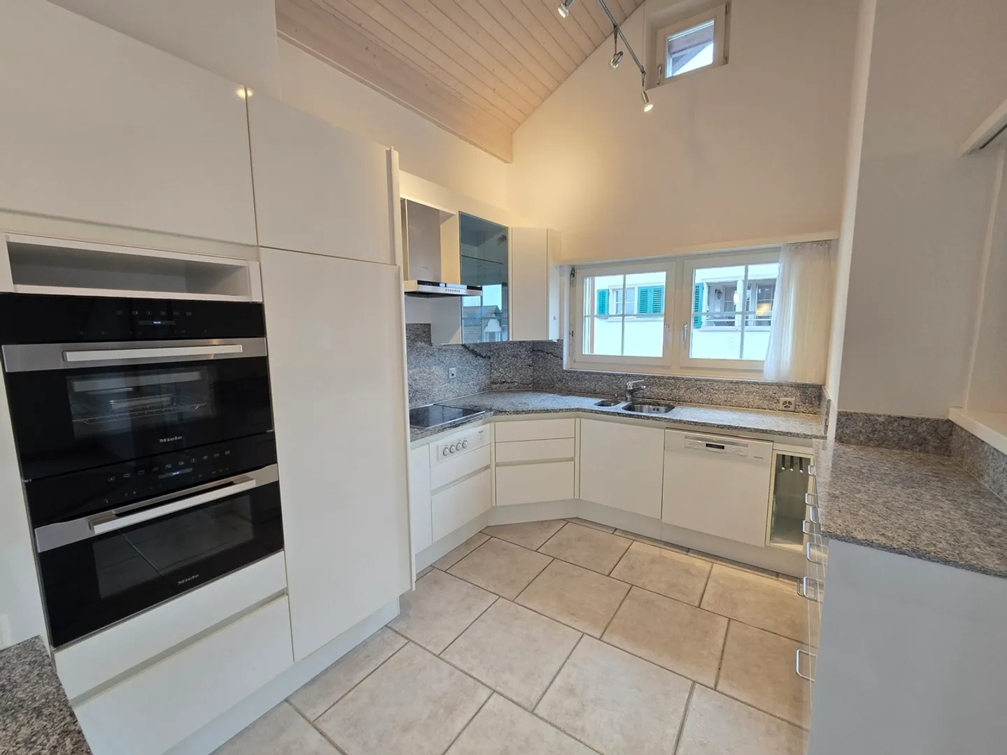 Appartement sous les toits charmant (3,5 pièces) avec loggia inondée de lumière - Photo 2 sur 8